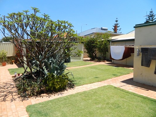 Champion Bay Apartments - secure courtyard